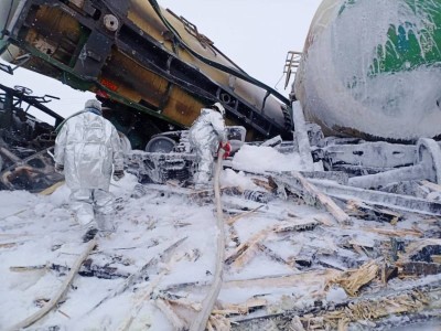 Ақтөбеде жүк пойызы аударырып, 22 цистерна жолдан шығып кетті.