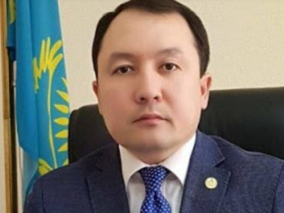 Бюджет ақшасына Lexus алып мінген.