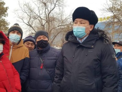 Шахаровтың уәдесі: Ақтөбеде ереуілге шыққан жүргізушілер қала әкімімен кездескеннен кейін тарап кетті.