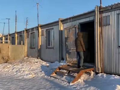 Ақтөбеде темір қорада тұрып жатқан 22 отбасы Оңдасыновты қонаққа шақырады.