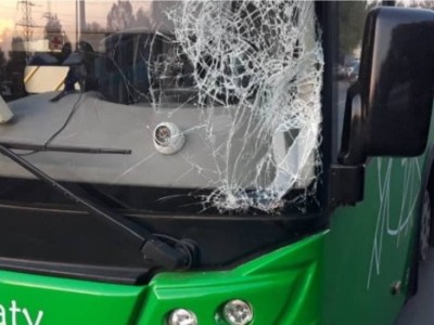 Алматыда екі автобус түйісіп, 20 адам жарақат алды.