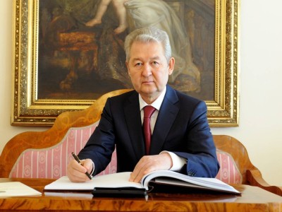 Мусин қайтыс болған ұлының мүлкі үшін соттасып жатыр.