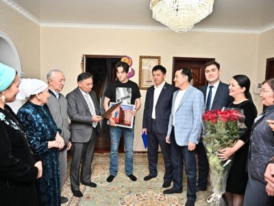 Ақтөбе облысының әкімі Димашты туған күнімен құттықтауға орынбасарын жұмсаған.