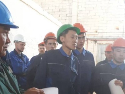 Ақтөбедегі зауыт жұмысшылары: Үйге қалай барамыз? Аштық жариялаймыз!.