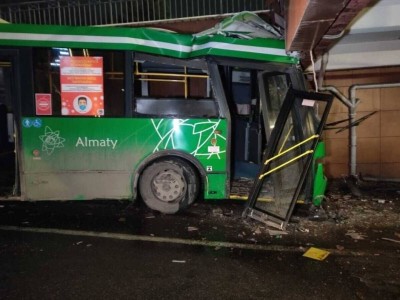 «Бірнеше адам ауруханада»: Алматыда автобус ойын-сауық орталығына соқты.