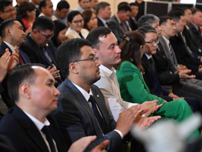 Жас ғалымдарымыз туған еліне пайдасы тиетін жұмыспен айналысқаны жөн — Президент.