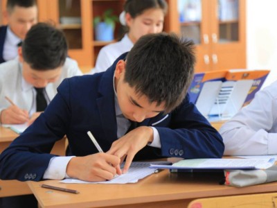 Еліміздің оқушылары алғаш рет қазақ тілінен арнайы емтихан тапсырып жатыр.