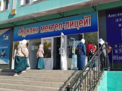 «Шеттету мәселені шешпейді»: Ақтөбеде 350 орамалды оқушы бөлек мектепте оқиды.