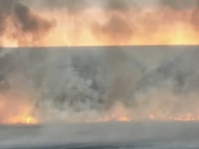 Атырауда Каспий теңізінің жағалауындағы қамыс екінші тәулік бойы өртеніп жатыр.