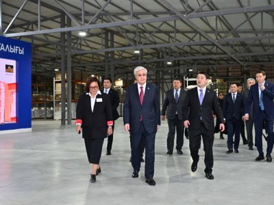 Президент Ақтаудағы көтерме сауда-тарату орталығын аралап көрді.