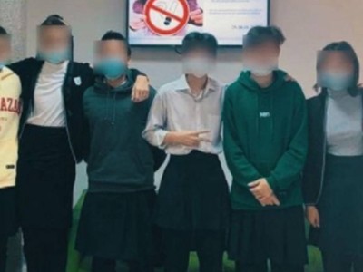 Назарбаев зияткерлік мектебінің оқушы ұлдары мектепке белдемше киіп келді.