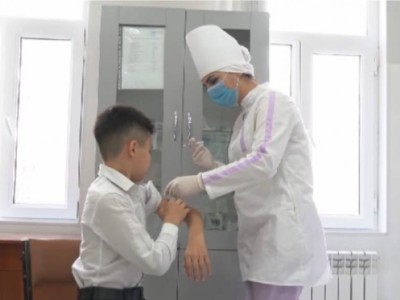 Балаларға вакцина мектептерде салынады -Цой.