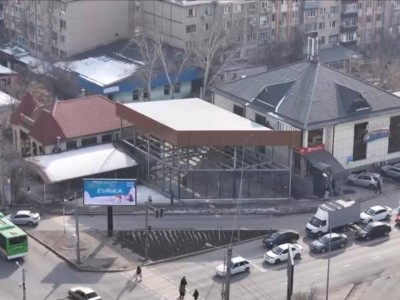 Шымкентте заңсыз салынған нысандар бұзылуда.