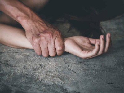 Сотталған әйел колонияда зорланғанын мәлімдеді.