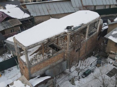 Алматыда кезекті заңсыз нысан бұзылып жатыр.