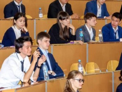 Депутаттар үкіметтен мектепте емтихан өткізбеуді талап етті.