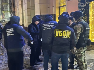Тендер ұтып алған кәсіпкерден 7 млн теңге бопсалағандар ұсталды.