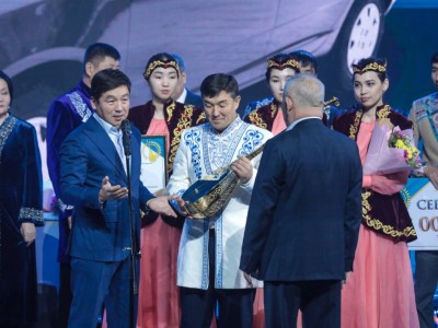 «Алтын домбыра» ақындар айтысының бас жүлдесі Бекарыс Шойбековке бұйырды.
