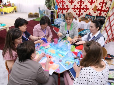 Мектепке дейінгі ұйымдар қызметкерлері тәрбие берудің инновациялық әдістерін зерделеуде.