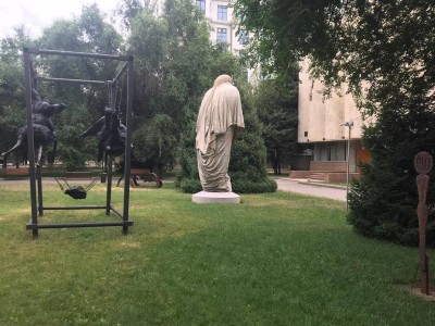 Даулы мүсінді Алматы әкімшілігі ел көзінен тасалап, бүркеп тастады (фото).