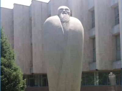 Мұражай ауласындағы ескерткіш Абайдың мүсіні емес!.