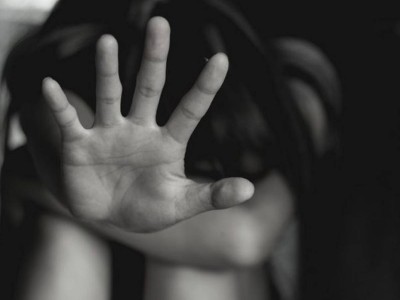 13 жастағы қызды зорлаған полицейге үкім шықты.