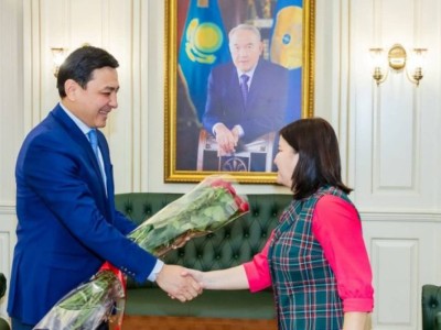 Алтай Көлгінов Жансая Мусинаға екі бөлмелі пәтер беріпті.