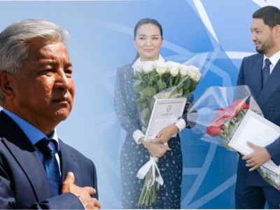 Тасмағамбетов пен қызы Атырауға көмектесіп жатыр.