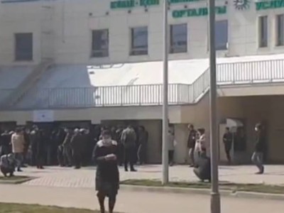 Алматыдағы Нұркент ықшам ауданында адамдар ұзын-сонар кезекте тұр (видео).