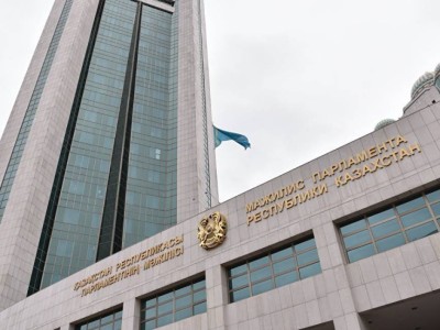 «Митингіге шығайық! Парламент тарасын!».