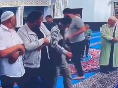 Өзге мәзһабта намаз оқыған, мешіт ережесін өрескел бұзған.