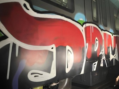 Астанада белгісіз біреулер LRT вагондарын бояп кеткен.