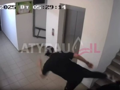 Атырауда ер адам никаб киген әйелді ұрып-соқты.