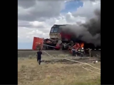 Батыс Қазақстан облысында жүк көлігі тепловозбен соқтығысты (Видео).