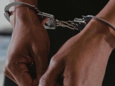 Әйел қамауға алынбас үшін жүктілік туралы жалған анықтама берген.