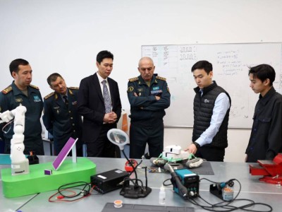Роботтар мен дрондар: Қорғаныс министрі студенттердің әзірлемелерін жоғары бағалады.