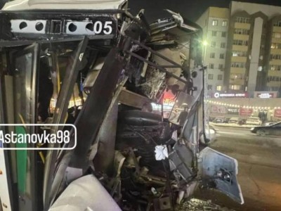 Астанада автобус бағанаға соғылды: зардап шеккендердің біріне шұғыл ота жасалды.