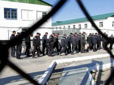 Абай облысында тоғыз сотталған адам түрмеде өзгелерді қорқытып, ақша бопсалаған.