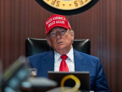 Трамп БРИКС-ті қолдайтын елдерге қосымша баж салығын енгізетінін жариялады.