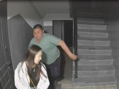 Сәтпаевта ер адам подъезде қызға шабуыл жасады (Видео).