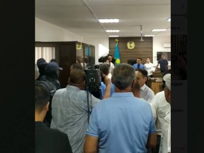 Шерзат ісі: Үкім оқылғаннан кейін сот залында жанжал шықты.