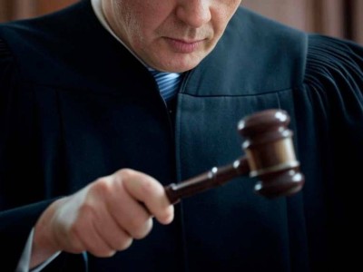 Шенеунікке 90 млн теңге пара берген адам 10 жылға сотталды.