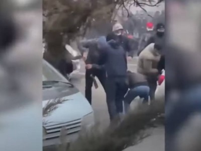 Алматыдағы алаңда қару таратқандардың ісі туралы хабарланды.