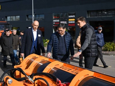 Қалалық инфрақұрылымды дамыту: Алматы әкімі коммуналдық техниканың жаңа өндірісін бағалады.