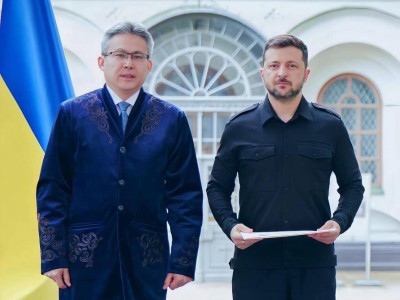 Қазақстан елшісі Зеленскийге сенім грамоталарын тапсырды.