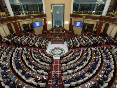 Парламент депутаттары демалысқа шықты.