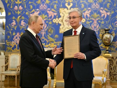 Путин Қазақстанға Кемел Тоқаевтың марапат парағын табыстады.