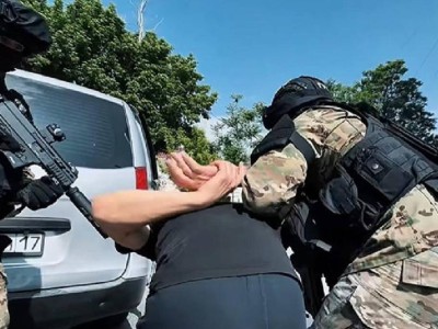 Шымкентте мұғалімнен 1,2 миллион теңге бопсалады деген күдікпен блогер ұсталды.