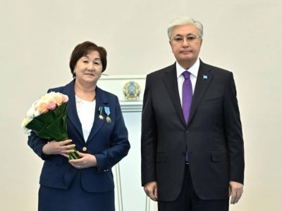 Ел тарихында тұңғыш рет екі мұғалімге «Қазақстанның еңбек ері» атағы берілді.