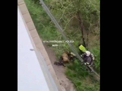 Техника қайда? Талдықорғанда өрт сөндіруші үшінші қабаттан құлап кетті.